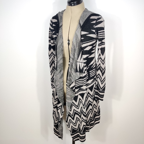 Cupio Sweaters - Cupio small chevron pattern long-sleeved hooded cardigan open front knit